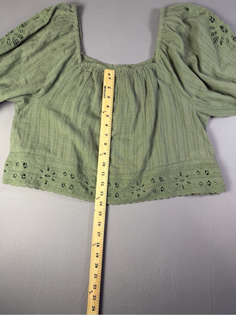 American Eagle Sage Green Textured Eyelet Cropped Top Size Medium 100% Cotton - Picture 10 of 12